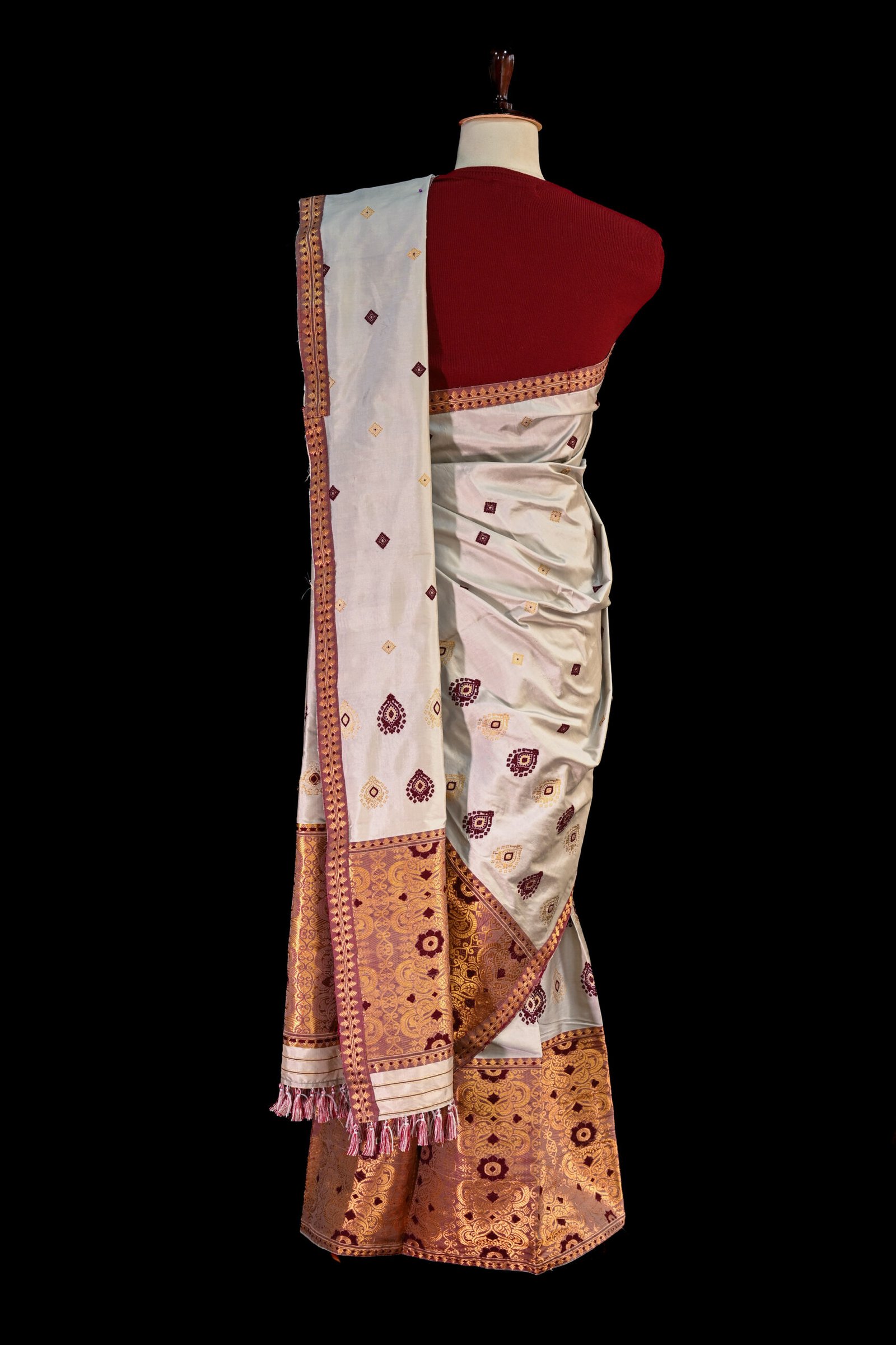 Mulberry Silk Chrome Grey Mekhela Chador - Image 4