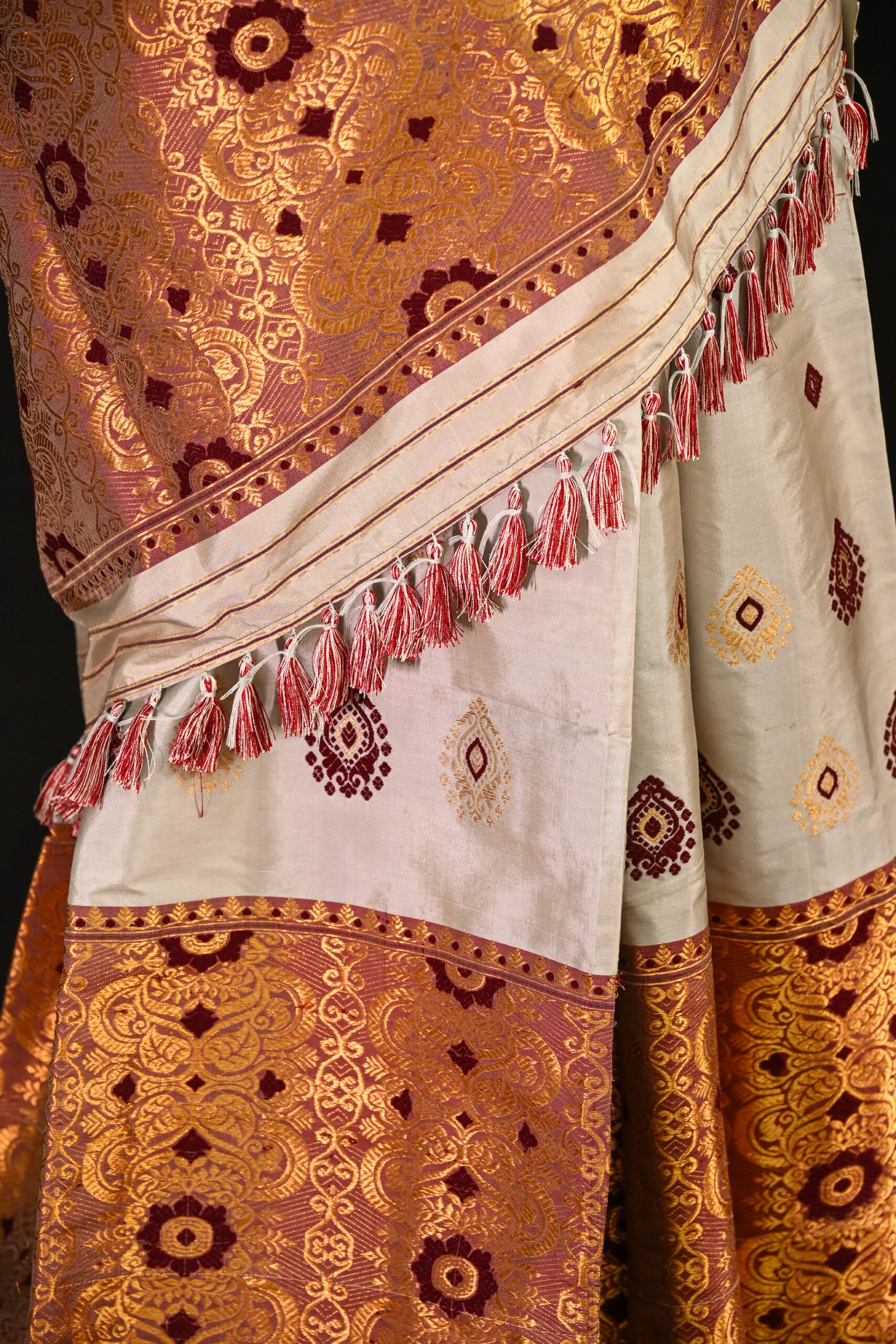 Mulberry Silk Chrome Grey Mekhela Chador - Image 5