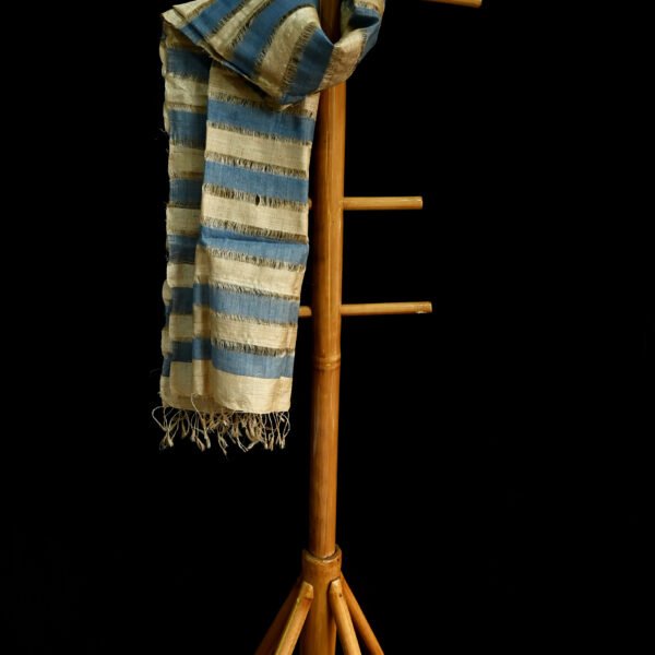 Alternative view of MUGA ERI STOLE