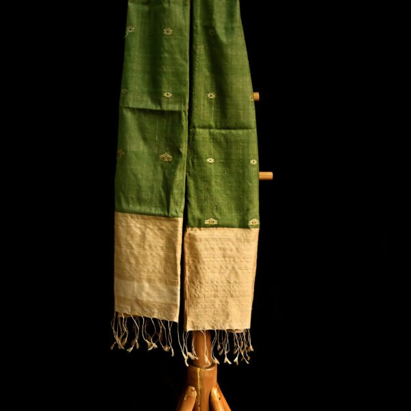 Alternative view of MUGA ERI STOLE